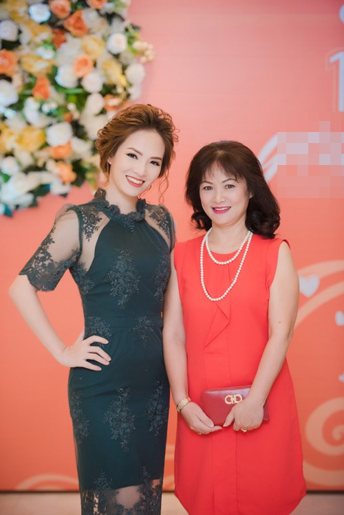 Mang danh mĩ nhân showbiz nhưng Hà Tăng, Tú Anh, Đan Lê, Lê Phương... vẫn bị dìm hàng khi đứng cạnh mẹ ruột - Ảnh 4. Mang danh mĩ nhân showbiz nhưng Hà Tăng, Tú Anh, Đan Lê, Lê Phương... vẫn bị dìm hàng khi đứng cạnh mẹ ruột - Ảnh 4.
