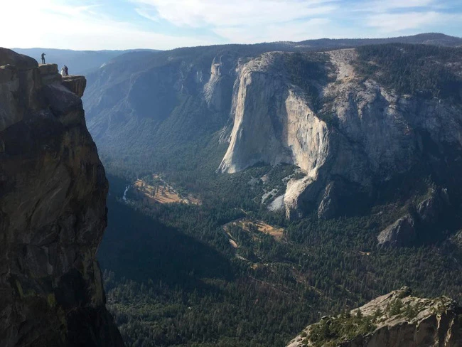 Khu vực vách đá Taft Point rất được những người mê du lịch mạo hiểm yêu thích. Nhiều cặp đôi còn từng đến đây để chụp ảnh cưới hay ngỏ lời cầu hôn.