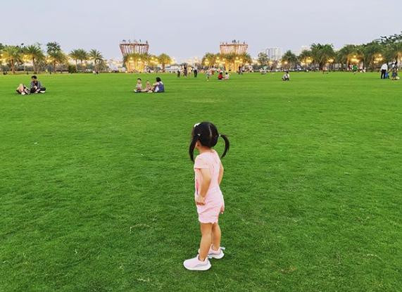 Tăng Thanh Hà và chồng vô tình để lộ mặt con cùng vóc dáng tuyệt phẩm ảnh 1 giau con da lau, tang thanh ha va chong vo tinh de lo mat con cung voc dang tuyet pham - 2