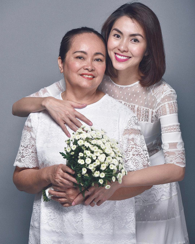 Mang danh mĩ nhân showbiz nhưng Hà Tăng, Tú Anh, Đan Lê, Lê Phương... vẫn bị dìm hàng khi đứng cạnh mẹ ruột - Ảnh 2. Mang danh mĩ nhân showbiz nhưng Hà Tăng, Tú Anh, Đan Lê, Lê Phương... vẫn bị dìm hàng khi đứng cạnh mẹ ruột - Ảnh 2.