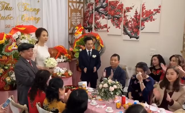 Cận cảnh hình ảnh người đàn bà thép Như Loan - mẹ ruột Cường Đô La - khóc trong lễ hỏi cưới Đàm Thu Trang - Ảnh 2.