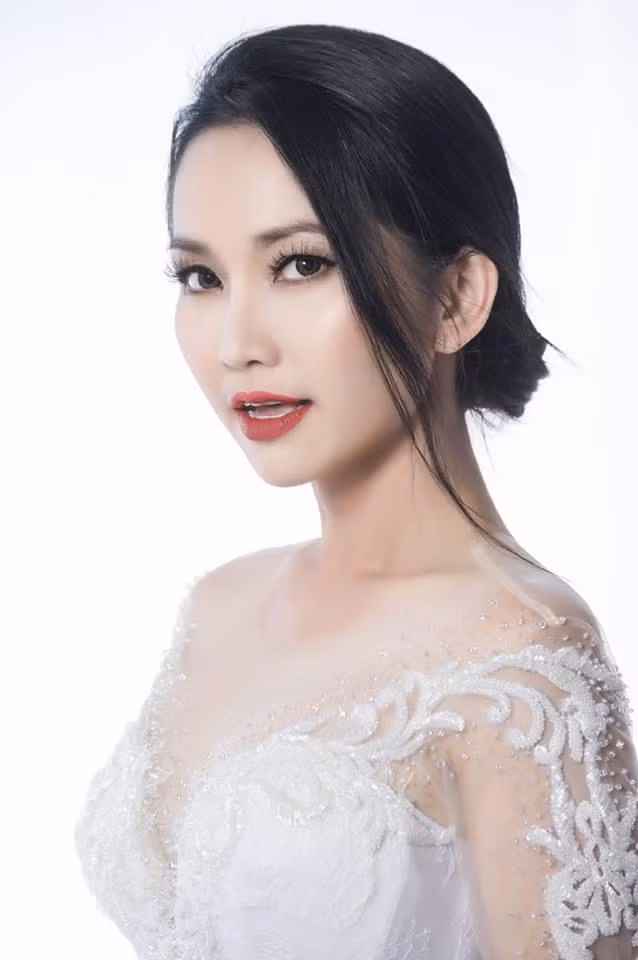 Sau ly hôn, cô một mình nuôi con trai cho đến khi gặp và bén duyên với doanh nhân Andy.