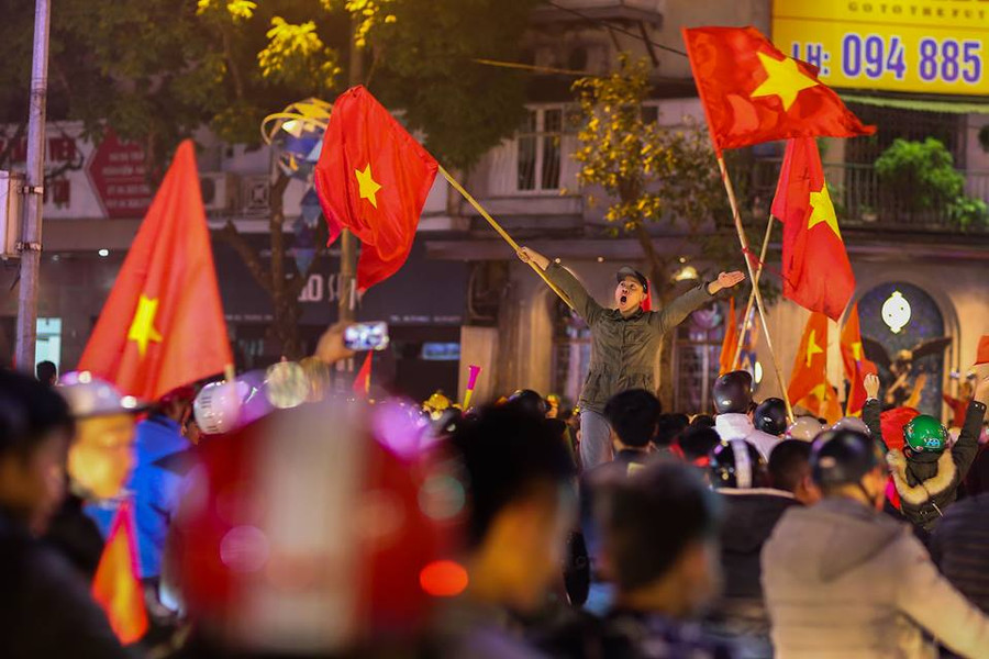 Cờ đỏ sao vàng nhuộm đỏ khắp các tuyến phố tại Hà Nội.