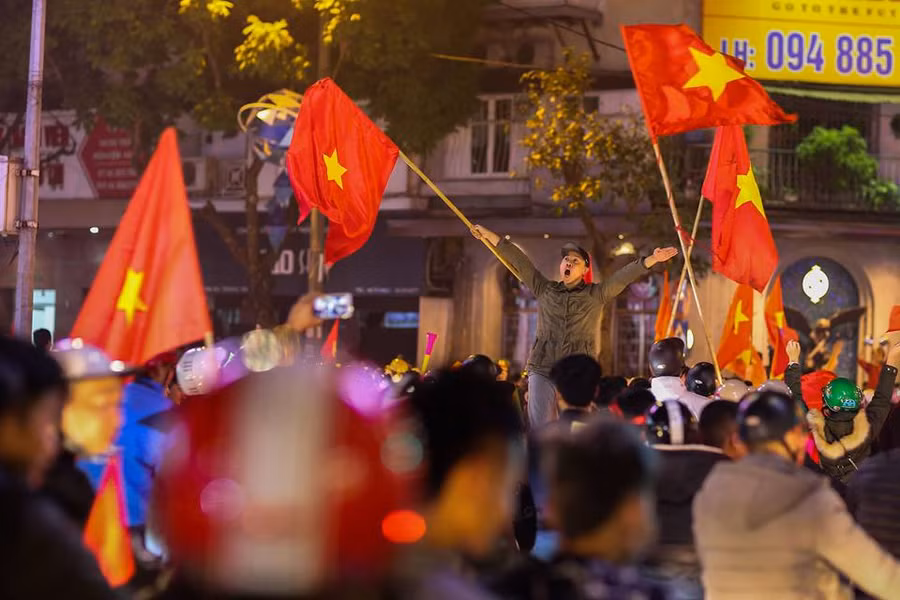 Cờ đỏ sao vàng nhuộm đỏ khắp các tuyến phố tại Hà Nội.