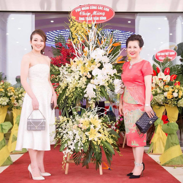 Vóc dáng thon gọn đáng ghen tị dù đã ở lứa tuổi trung niên của mẹ Thu Hương.