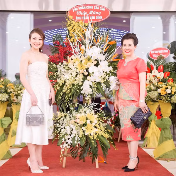 Vóc dáng thon gọn đáng ghen tị dù đã ở lứa tuổi trung niên của mẹ Thu Hương.