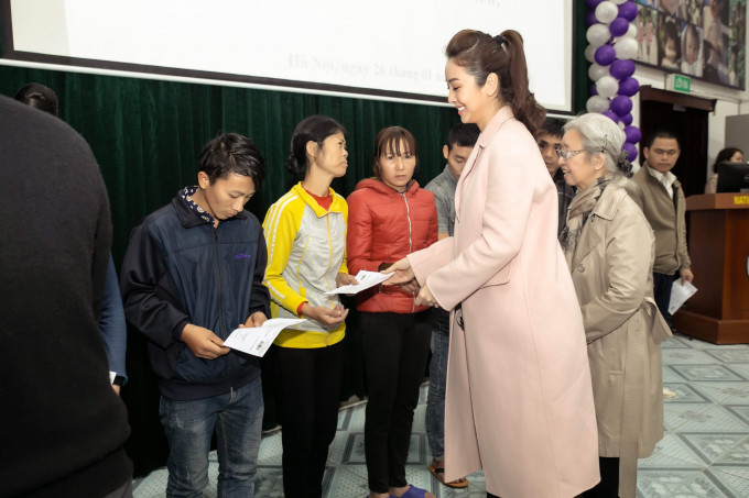 Jennifer Phạm phản ứng bất ngờ khi “chạm mặt” chồng cũ Quang Dũng ảnh 2 Trong đó, gia đình Jennifer Phạm ngoài việc đóng góp vào quỹ để hỗ trợ viện phí cho các trường hợp khó khăn còn có tặng 1 máy bơm tiêm.