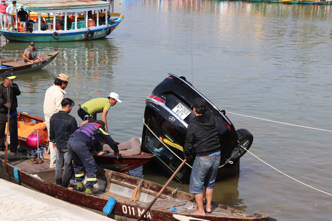 Lời kể của bé gái 14 tuổi thoát chết khi bố chở cả gia đình lao xuống sông vì cãi nhau với mẹ - Ảnh 5. Lời kể của bé gái 14 tuổi thoát chết khi bố chở cả gia đình lao xuống sông vì cãi nhau với mẹ - Ảnh 5.
