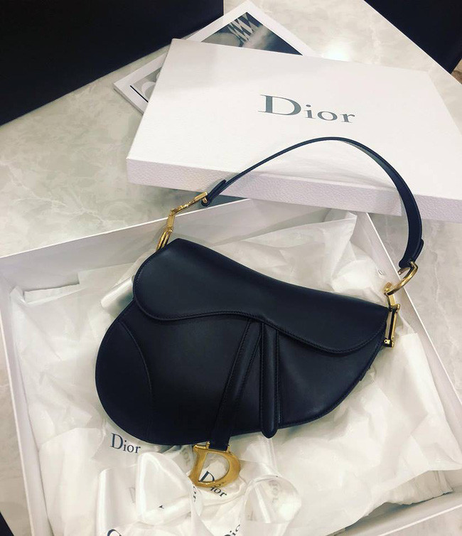 Kín tiếng là thế nhưng hôn thê của Cường Đô La cũng là tay chơi hàng hiệu, mix đồ cao tay chẳng kém cạnh ai - Ảnh 12.