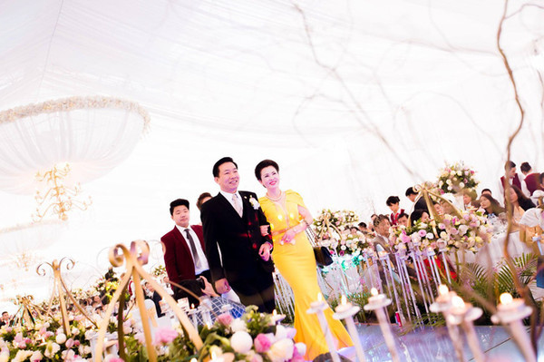 Phong cách thời trang của mẹ cô dâu Thu Hương cũng rất trẻ trung.