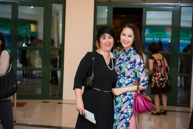 Mang danh mĩ nhân showbiz nhưng Hà Tăng, Tú Anh, Đan Lê, Lê Phương... vẫn bị dìm hàng khi đứng cạnh mẹ ruột - Ảnh 9. Mang danh mĩ nhân showbiz nhưng Hà Tăng, Tú Anh, Đan Lê, Lê Phương... vẫn bị dìm hàng khi đứng cạnh mẹ ruột - Ảnh 9.
