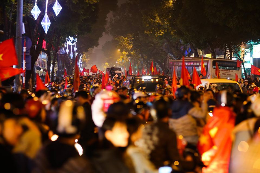 Dòng người ngày càng đông...