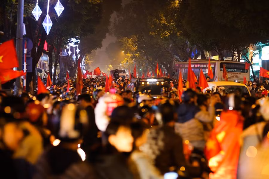 Dòng người ngày càng đông...