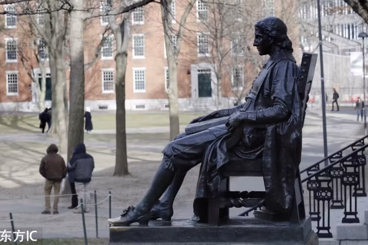 4- Đại học Harvard ở Massachusetts (Mỹ). Trong ảnh là tượng John Havard.