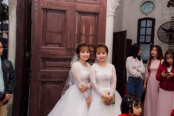 Lấy chồng cùng ngày, chị em sinh đôi giống nhau như tạc khiến dân mạng lo lắng ảnh 3