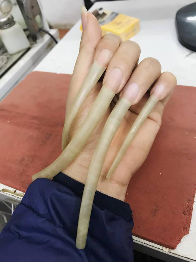 Giật mình bộ móng dài 12 cm của chàng trai Bắc Giang ảnh 1 bo mong dai 12 cm va so thich 'khac nguoi' cua chang trai bac giang - 1