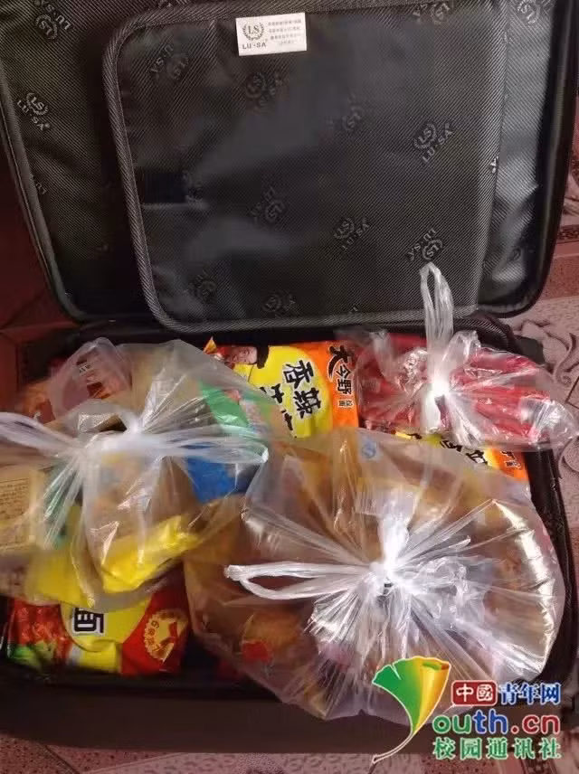 Chết cười với vali về quê của sinh viên: Mang một đống sách vở về học vì ngại đi chơi - Ảnh 12.