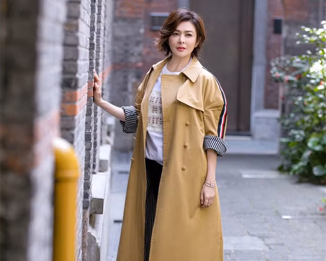 Nữ diễn viên một thời không nhận mình là giai nhân. Cô cười mỗi khi được ai đó khen trẻ trung và xinh đẹp. Có lần tôi cũng đọc vài bài báo viết tôi đang già nua và xuống sắc. Tôi không buồn khi bị chê và cũng không quá vui mừng khi được khen. Thanh xuân nào cũng có thời thôi.