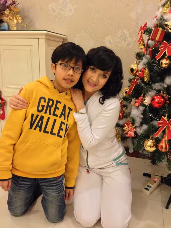  Bà Táo hạnh phúc bên con trai nhỏ. 