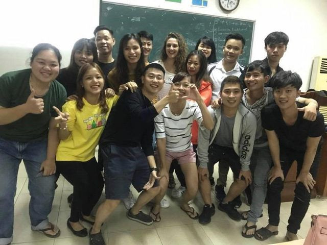 Cô gái Thái Nguyên giành học bổng trăm triệu đồng của Chính phủ Canada - 3 Hà Trang (áo vàng) cùng các bạn trong câu lạc bộ Tiếng Anh tại trường ĐH Nông Lâm Thái Nguyên.