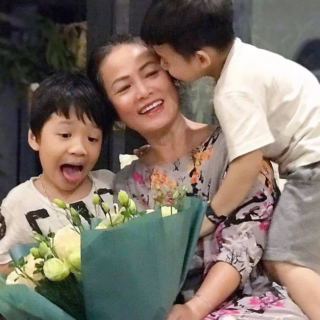 Mang danh mĩ nhân showbiz nhưng Hà Tăng, Tú Anh, Đan Lê, Lê Phương... vẫn bị dìm hàng khi đứng cạnh mẹ ruột - Ảnh 6. Mang danh mĩ nhân showbiz nhưng Hà Tăng, Tú Anh, Đan Lê, Lê Phương... vẫn bị dìm hàng khi đứng cạnh mẹ ruột - Ảnh 6.