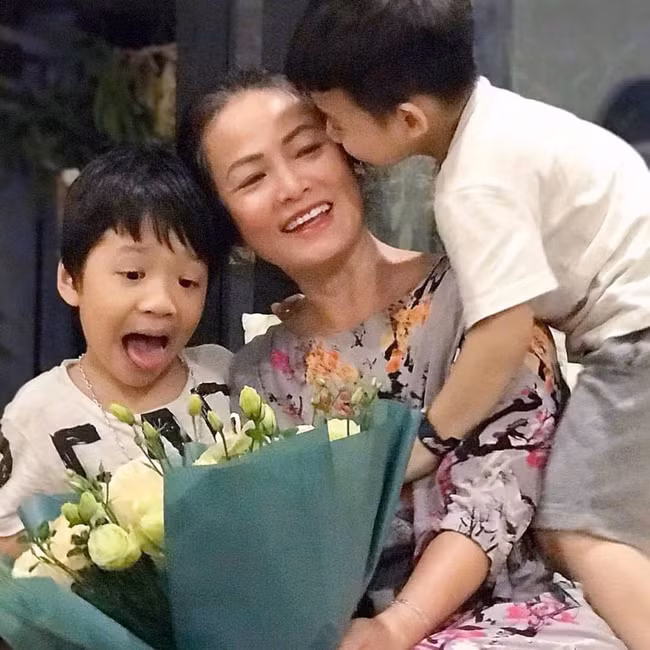 Mang danh mĩ nhân showbiz nhưng Hà Tăng, Tú Anh, Đan Lê, Lê Phương... vẫn bị dìm hàng khi đứng cạnh mẹ ruột - Ảnh 6.