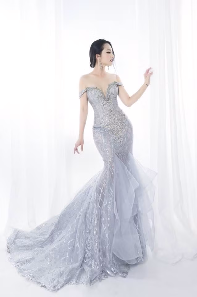 Bà mẹ hai con khoe trọn thân hình chuẩn ở tuổi 37.