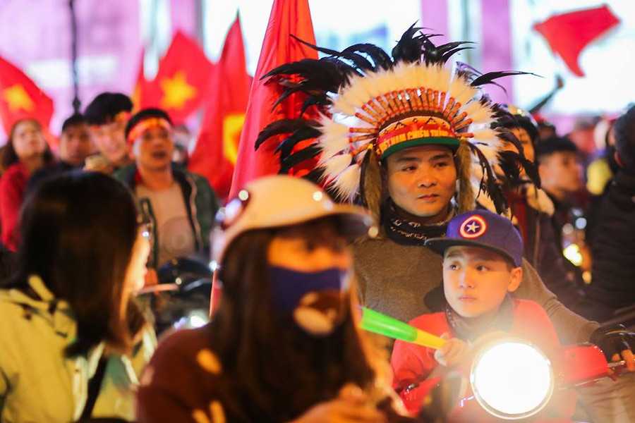 Người hâm mộ bóng đá Việt Nam lại có một đêm xuống đường đáng nhớ.