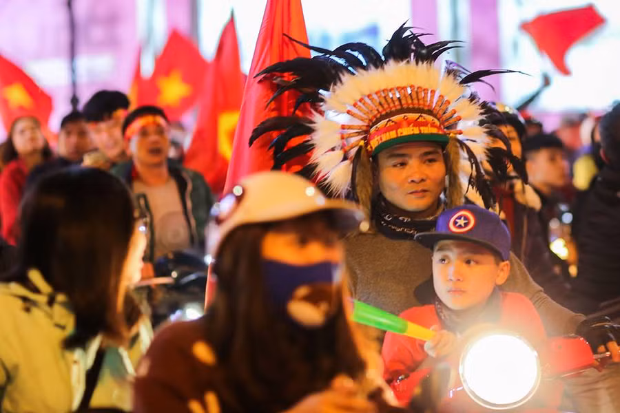 Người hâm mộ bóng đá Việt Nam lại có một đêm xuống đường đáng nhớ.