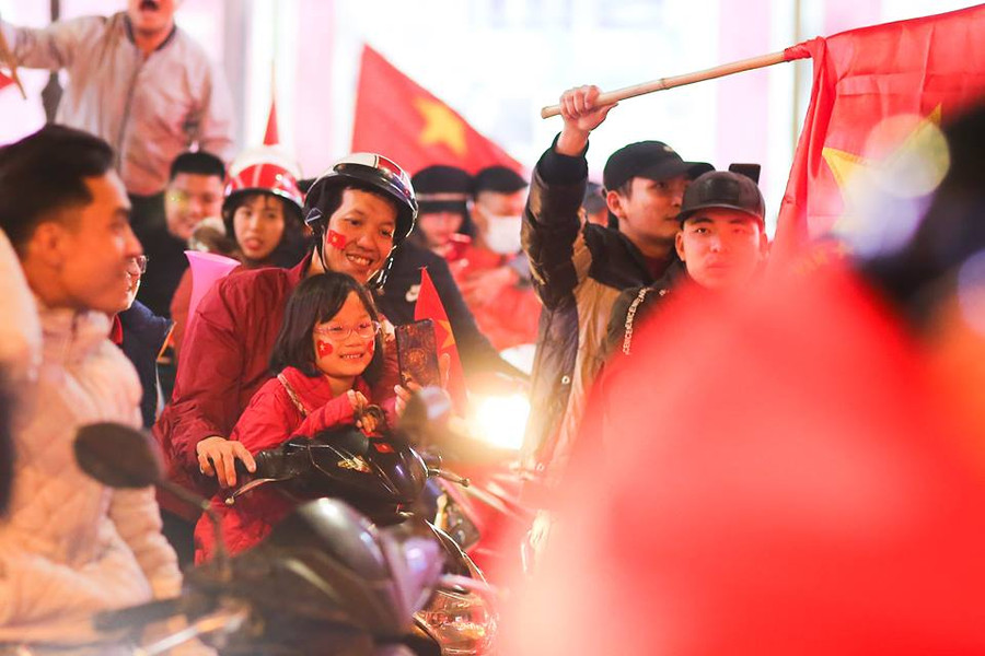 Dòng người hâm mộ mừng chiến thắng của đội tuyển Việt Nam đổ ra khắp các tuyến đường hướng về trung tâm thành phố Hà Nội.