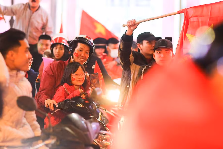 Dòng người hâm mộ mừng chiến thắng của đội tuyển Việt Nam đổ ra khắp các tuyến đường hướng về trung tâm thành phố Hà Nội.
