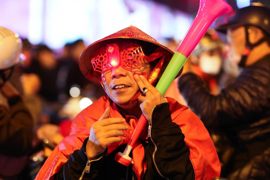 Muôn kiểu cổ động viên...