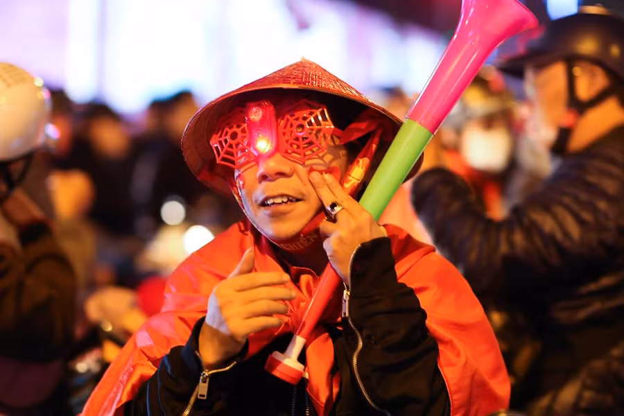 Muôn kiểu cổ động viên...