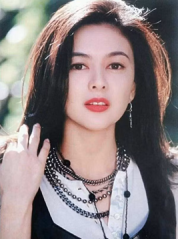 Hôm 22/1, diễn đàn thể thao Hupu của Trung Quốc công bố danh sách Những minh tinh đẹp nhất. Cuộc bầu chọn thu hút hơn 100.000 khán giả bỏ phiếu với sự xuất hiện của nhiều người đẹp hàng đầu thế giới. Điều bất ngờ xảy ra khi Quan Chi Lâm dẫn đầu cuộc bầu chọn. Cô được đánh giá là minh tinh sở hữu vẻ đẹp “còn mãi với thời gian bên cạnh tượng đài Audrey Hepburn, Jessica Alba. People từng xếp Quan Chi Lâm trong top 50 người đẹp nhất thế giới vào năm 1998.