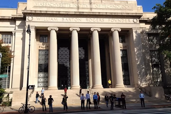 1- Vị trí số 1 (về tỷ lệ sinh viên có việc làm sau tốt nghiệp) thuộc về Viện Công nghệ Massachusetts ở Massachusetts, Mỹ.