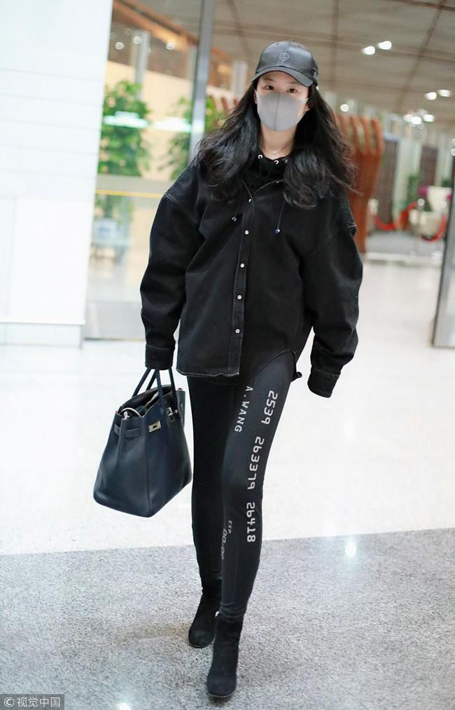 Nhan sắc cực phẩm của mẹ Lưu Diệc Phi gây chú ý nhất tại sân bay ảnh 5 luu diec phi dep ai cung biet nhung me co moi cuc pham, gay chu y nhat tai san bay - 5