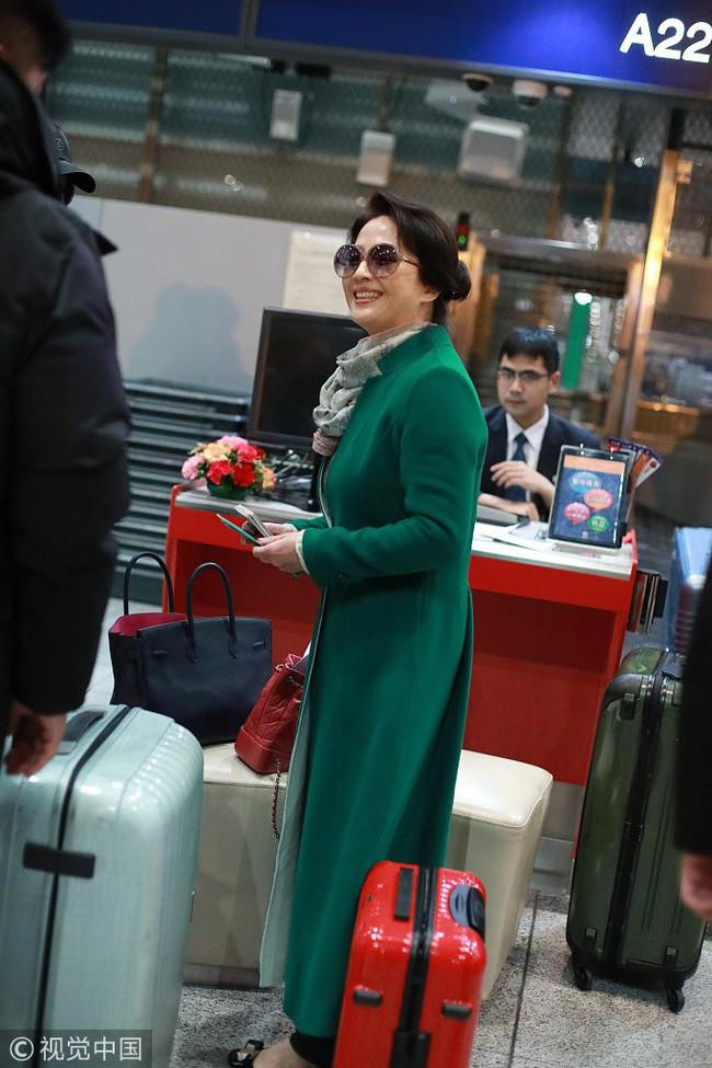 Nhan sắc cực phẩm của mẹ Lưu Diệc Phi gây chú ý nhất tại sân bay ảnh 3 luu diec phi dep ai cung biet nhung me co moi cuc pham, gay chu y nhat tai san bay - 3