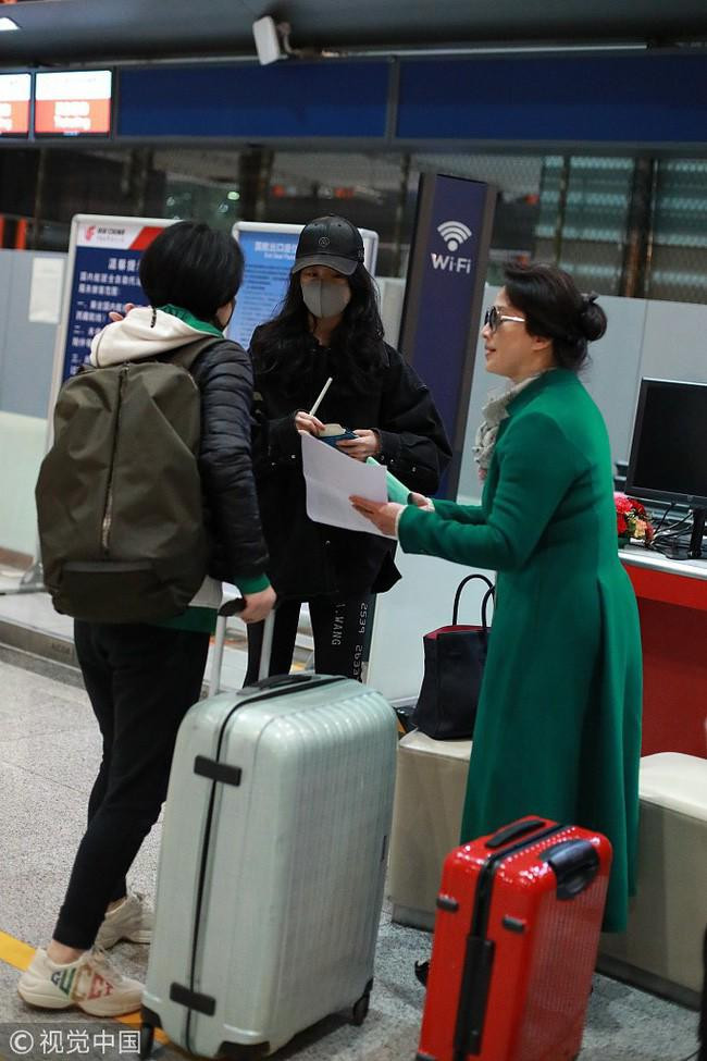 Nhan sắc cực phẩm của mẹ Lưu Diệc Phi gây chú ý nhất tại sân bay ảnh 4 luu diec phi dep ai cung biet nhung me co moi cuc pham, gay chu y nhat tai san bay - 4