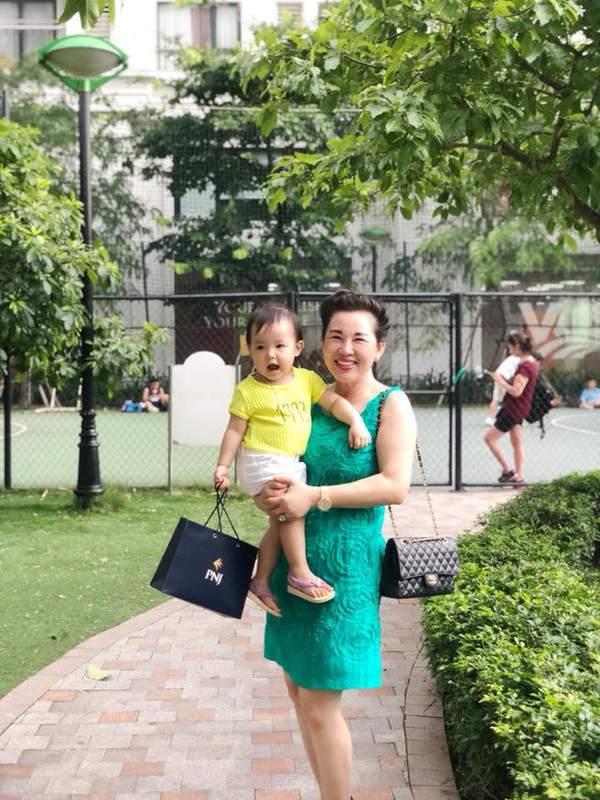 Cận cảnh nhan sắc đáng ngưỡng mộ của mẹ cô dâu trong đám cưới khủng tại Nam Định