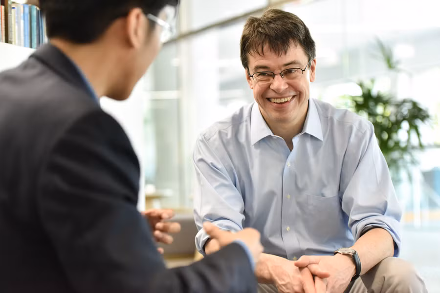 GS Harvard: Dung tro thanh nguoi vua kieu cang, vua thieu hieu biet hinh anh 3