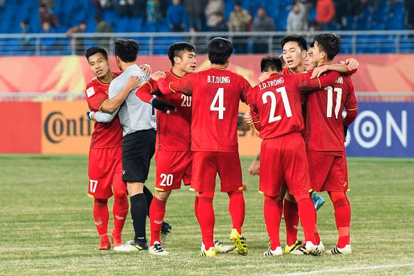 Tại sao cầu thủ liên tục súc miệng và nhổ nước ra sân giữa trận đấu - Ảnh 2.