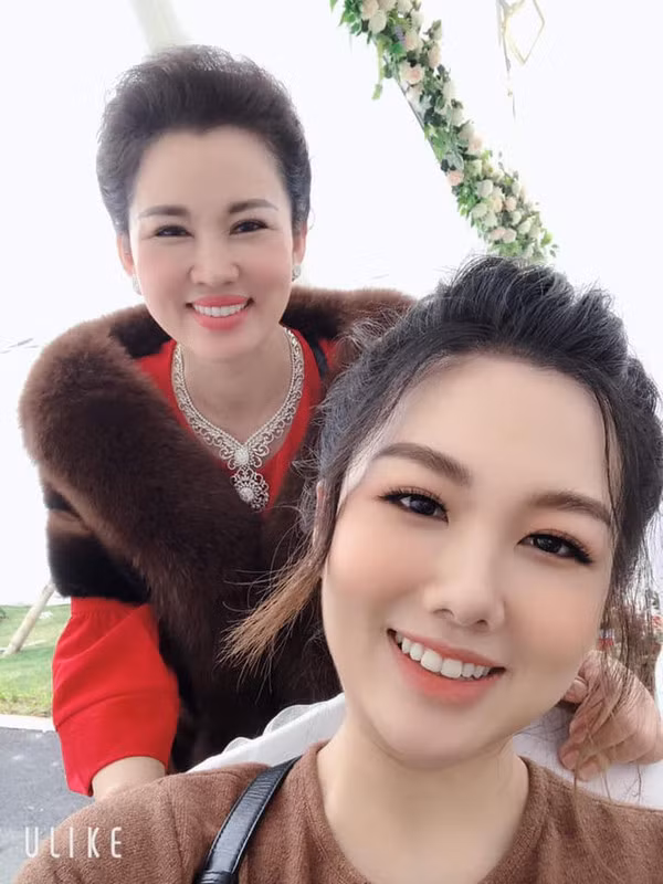 Dù đã ở lứa tuổi trung niên nhưng mẹ cô dâu Thu Hương vẫn vô cùng trẻ trung với nụ cười tỏa sáng.