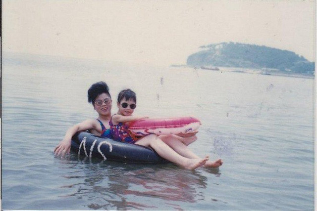 Hé lộ hình ảnh hiếm hoi ngày nhỏ của Cường Đô la và Đàm Thu Trang ảnh 10 Đàm Thu Trang hồi nhỏ rất xinh xắn, dễ thương.