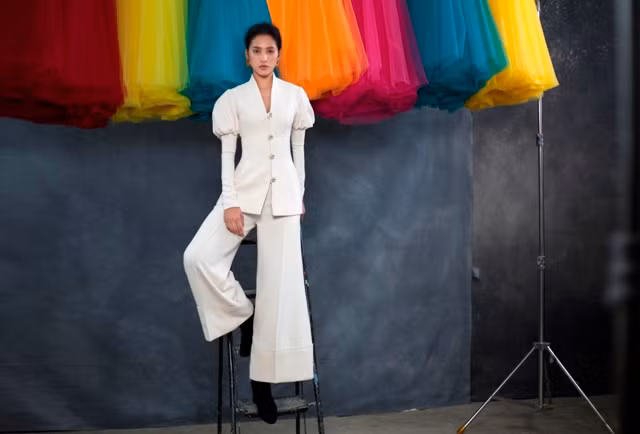 Công Trí biến Hoa hậu Tiểu Vy thành quý cô lạnh lùng