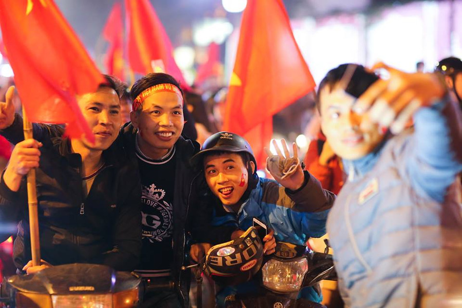 Những cổ động viên không giấu được niềm vui sướng, ghi lại khoảnh khắc khó quên.