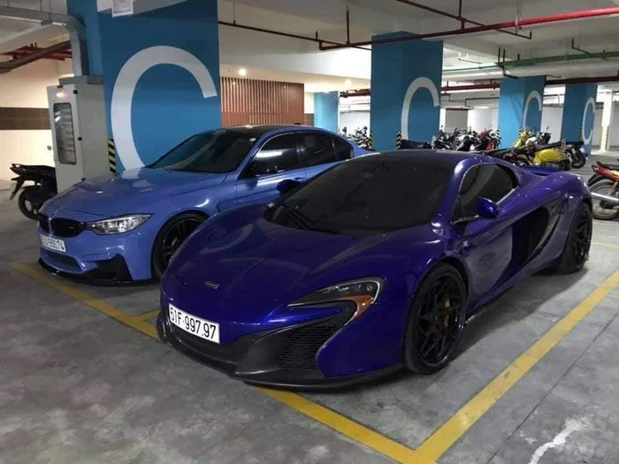 Hình ảnh chiếc McLaren 650S Spider được cho là đã về tay chủ mới. Bên cạnh là chiếc BMW M3 từng thuộc sở hữu của Cường Đô la. Ảnh: Facebook.