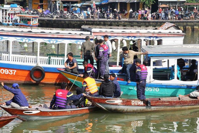 Lời kể của bé gái 14 tuổi thoát chết khi bố chở cả gia đình lao xuống sông vì cãi nhau với mẹ - Ảnh 2. Lời kể của bé gái 14 tuổi thoát chết khi bố chở cả gia đình lao xuống sông vì cãi nhau với mẹ - Ảnh 2.