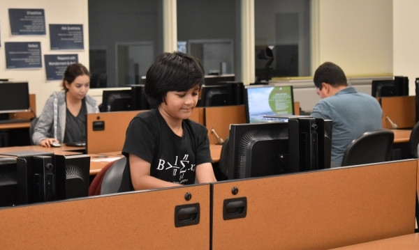 Cuộc sống của thần đồng 9 tuổi ở trường đại học