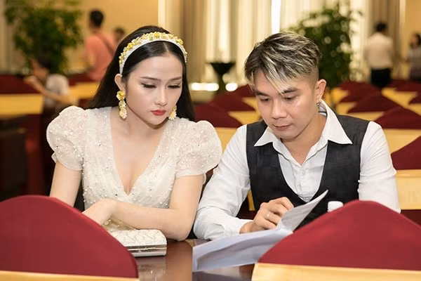 Vợ Khánh Đơn nói về cách chồng mình ứng xử với tình cũ