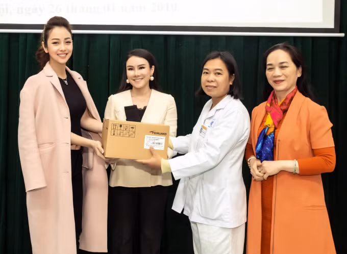 Mới đây, chương trình từ thiện kết hợp với Quỹ hỗ trợ bênh nhi VN trao tặng 4 máy truyền dịch và bơm tiêm và hỗ trợ 50 trường hợp khó khăn điều trị tại Bệnh viện Nhi Trung Ương Hà Nội.